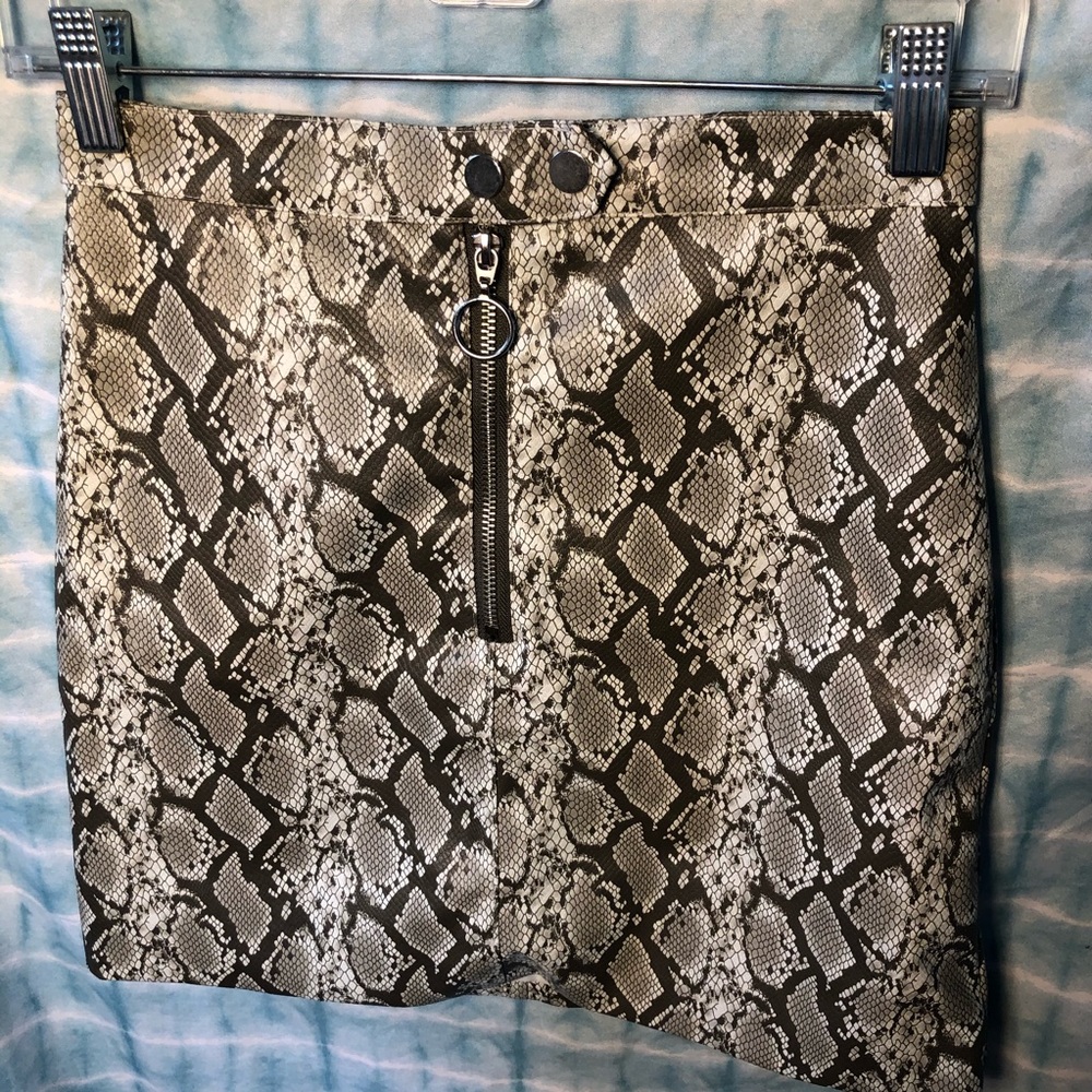 Divided Zip & Button Front Snake Skin Skirt Sz 2